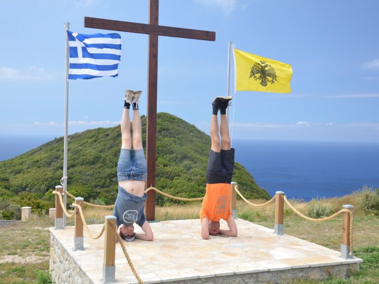 Lorfu_Kopfstand_Yoga-Retreat_YiY